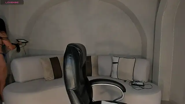 LizzHamilton   online show from November 5, 9:15 pm