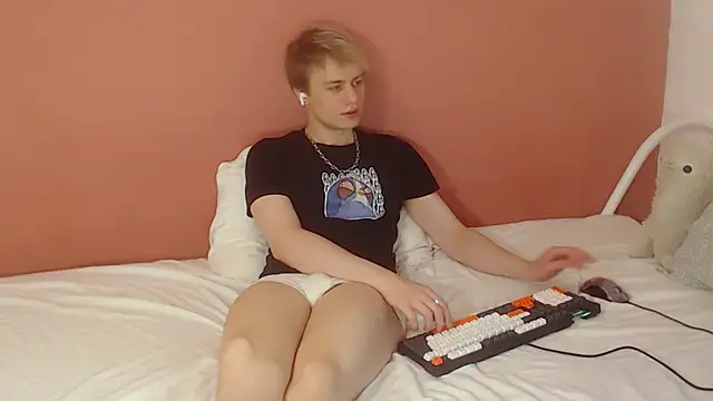 Snapshot of Oliver_sweet_ chatting on June 23, 1:36 am Oliver sweet online show from June 23, 1:36 am