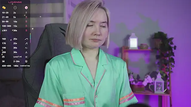 ReiYosimoto online show from November 18, 6:01 pm