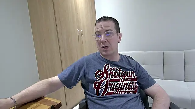 BrettJ81 online show from January 7, 2:51 pm