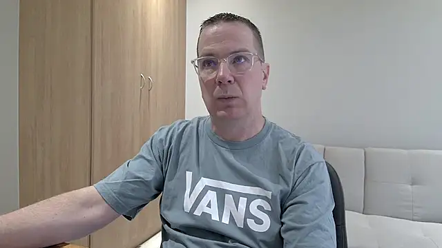 BrettJ81 online show from December 4, 2:37 pm