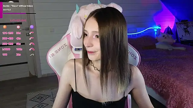 Snapshot of Evie_Ro chatting on June 9, 9:37 pm Evie Ro online show from June 9, 9:37 pm