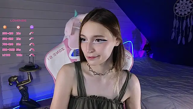 Snapshot of Evie_Ro chatting on July 22, 10:34 pm Evie Ro online show from July 22, 10:34 pm