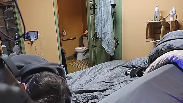 Snapshot of leahcimnikral chatting on December 15, 5:23 am leahcimnikral online show from December 15, 5:23 am