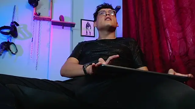 Snapshot of dom2travelersss chatting on October 27, 2:32 pm dom2travelersss online show from October 27, 2:32 pm