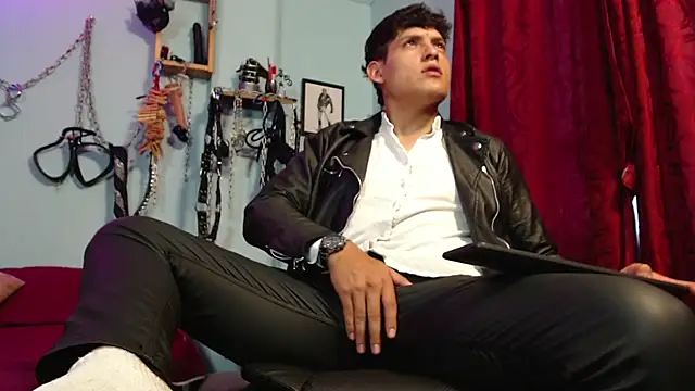 dom2travelersss online show from November 21, 8:51 pm