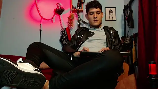 dom2travelersss online show from January 9, 11:17 pm