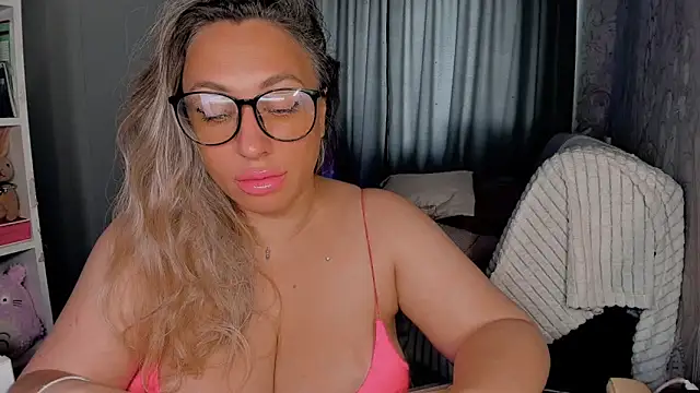 Snapshot of CumOnMy_Tits chatting on October 11, 1:38 am CumOnMy Tits online show from October 11, 1:38 am