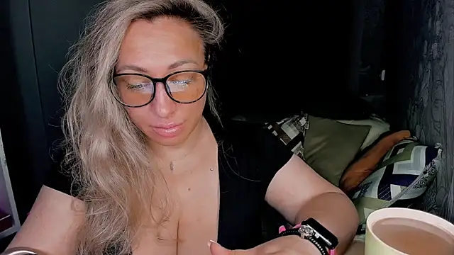 Snapshot of CumOnMy_Tits chatting on November 12, 12:55 am CumOnMy Tits online show from November 12, 12:55 am