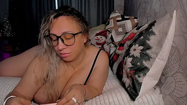 Snapshot of CumOnMy_Tits chatting on December 4, 2:54 am CumOnMy Tits online show from December 4, 2:54 am