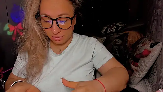 Snapshot of CumOnMy_Tits chatting on December 18, 2:06 am CumOnMy Tits online show from December 18, 2:06 am