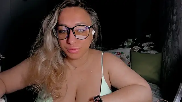 Snapshot of CumOnMy_Tits chatting on May 6, 12:52 am CumOnMy Tits online show from May 6, 12:52 am