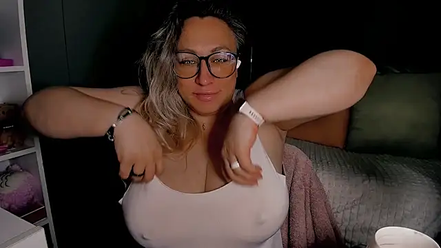 Snapshot of CumOnMy_Tits chatting on June 20, 2:25 am CumOnMy Tits online show from June 20, 2:25 am