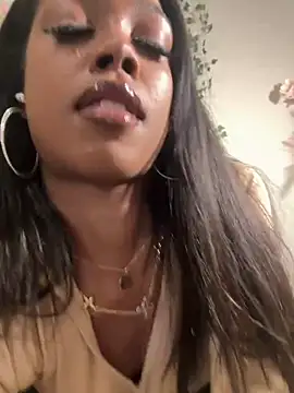 Snapshot of mismialove chatting on June 26, 5:23 am mismialove online show from June 26, 5:23 am