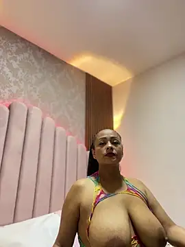 Snapshot of sofia_xxx02 chatting on June 3, 12:02 am sofia xxx02 online show from June 3, 12:02 am