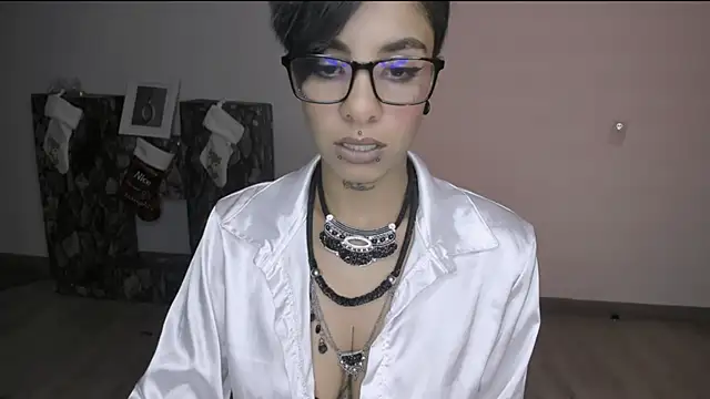 Snapshot of luci_fer_devil chatting on December 20, 5:04 am luci fer devil online show from December 20, 5:04 am